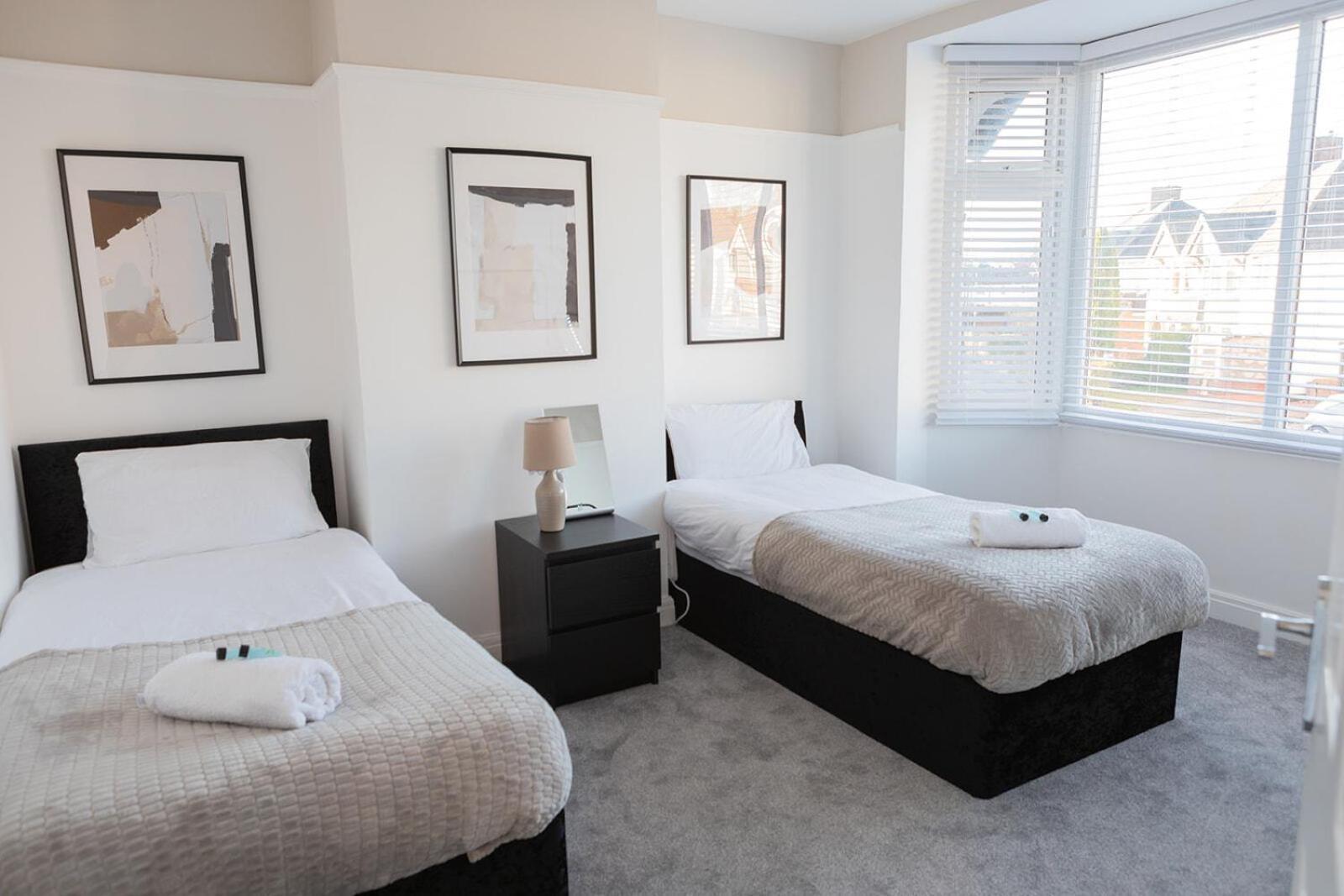 Lymer House - Stylish 3 Bedroom House In Wolverhampton Exterior foto